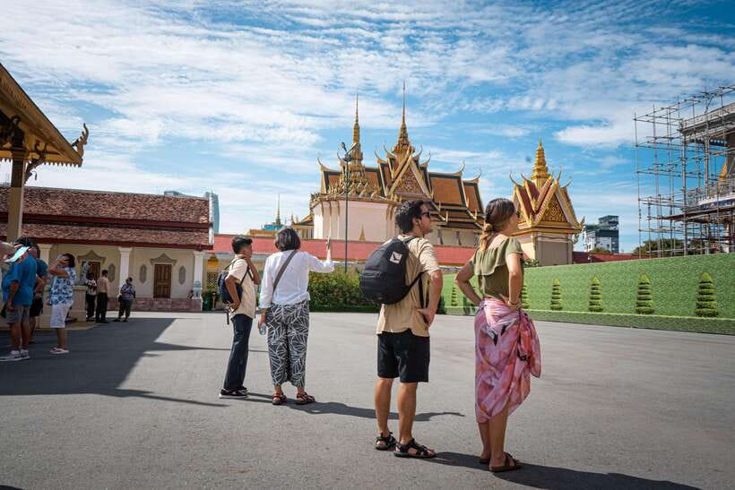 Phnom Penh City & Silk Island Full Day Tour by Tuk Tuk - Central Market (Phsar Thmey): snacks, fruit, and the city’s everyday rhythm
