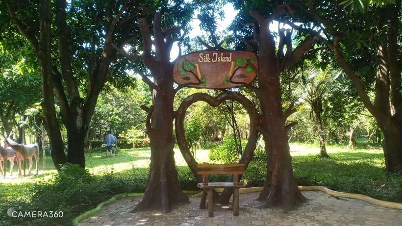 Phnom Penh: City & Silk Island Full or Half Day Tour - Wat Phnom: a small ticket, big symbolism