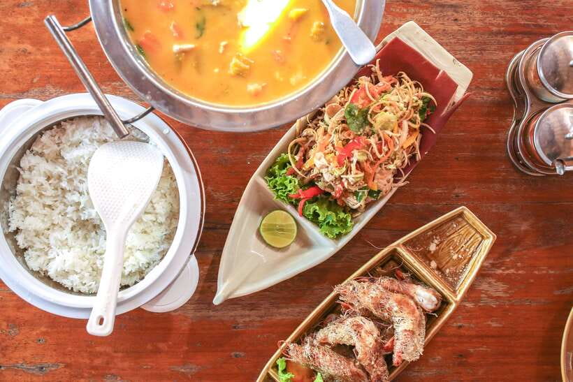 Phnom Penh: Culinary Underground Local Food Tuk-Tuk Tour - Stop 2: Curry and banana leaf salad while history comes to the table