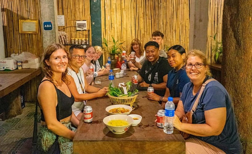 Phnom Penh: Evening City Tour by Tuk Tuk with 1 Dinner - Phnom Penh at Night: Why a Tuk Tuk Loop Works