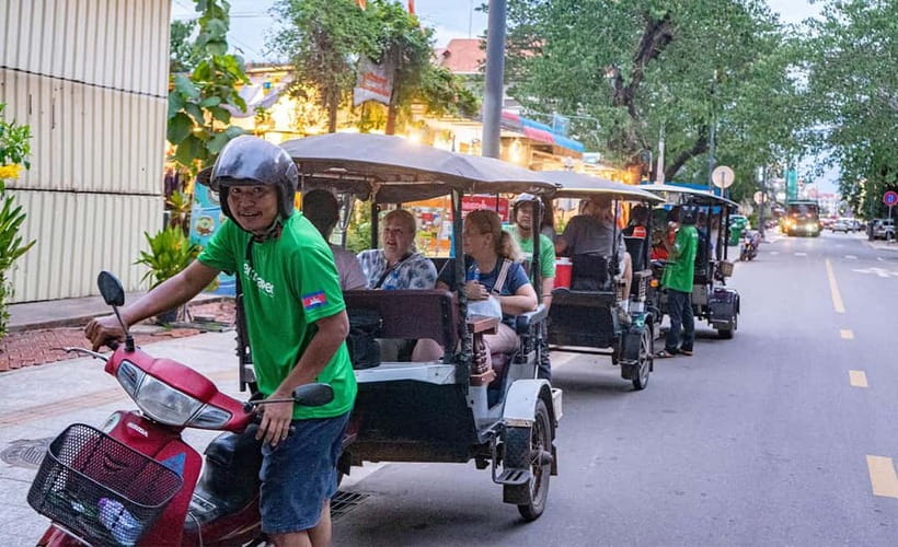 Phnom Penh: Evening City Tour by Tuk Tuk with 1 Dinner - Royal Palace at Dusk: A Short Guided Walk for the Best Photo Points