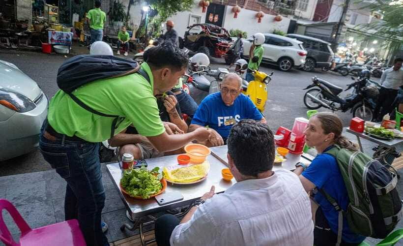 Phnom Penh Evening Food Tour -On Promotion Price limit Offer - Wat Botum Park: Street Food Energy and the Snack-Route Flow