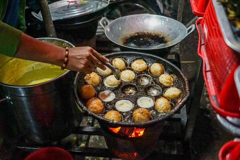 Phnom Penh Evening Food Tour -On Promotion Price limit Offer - Royal Palace Area and Independence Monument: Food With Landmarks