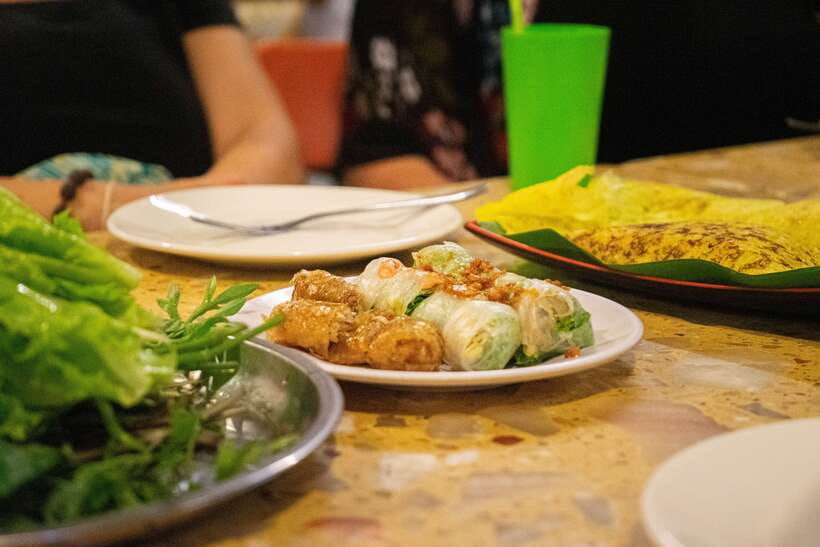 Phnom Penh: Evening Food Tour with Drinks & Tuk Tuk Included - What to expect from the food (including the spicy and the surprising)