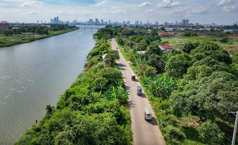 Phnom Penh Haft Day Tour to Silk Island by Tuk Tuk - Koh Dach Rural Life, Market Moments, and a Buddhist Temple Stop