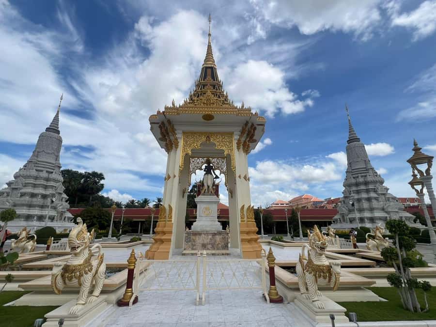 Phnom Penh: Hidden Gems Walking Tour with Local Guide - Art gallery stop: emerging Cambodian artists in a real city setting