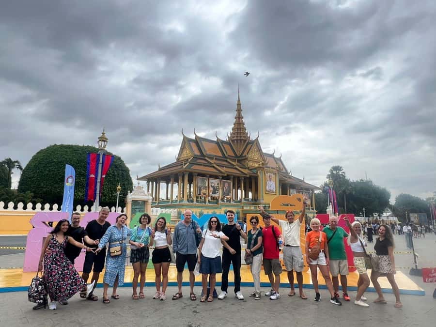 Phnom Penh: Hidden Gems Walking Tour with Local Guide - The secret viewpoint: panoramic skyline from an abandoned building