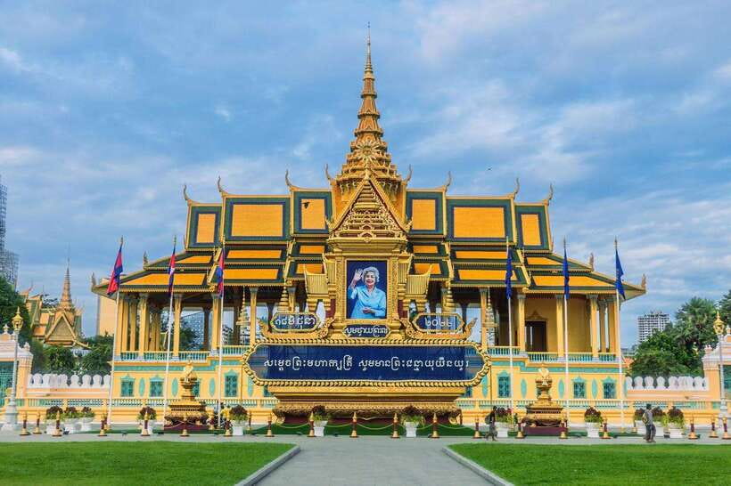Phnom Penh: Mekong River Sunset Cruise with free flow drink - Boarding the wooden boat: the “from the water” perspective