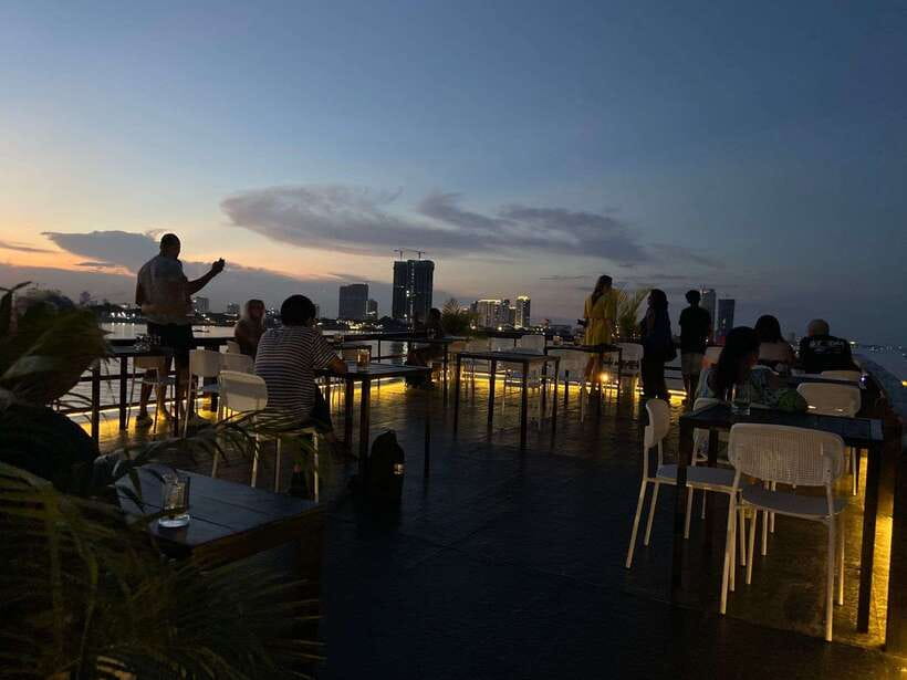Phnom Penh: Mekong River Sunset Cruise with free flow drink - Fishermen at dusk: stilted homes and daily life on the water