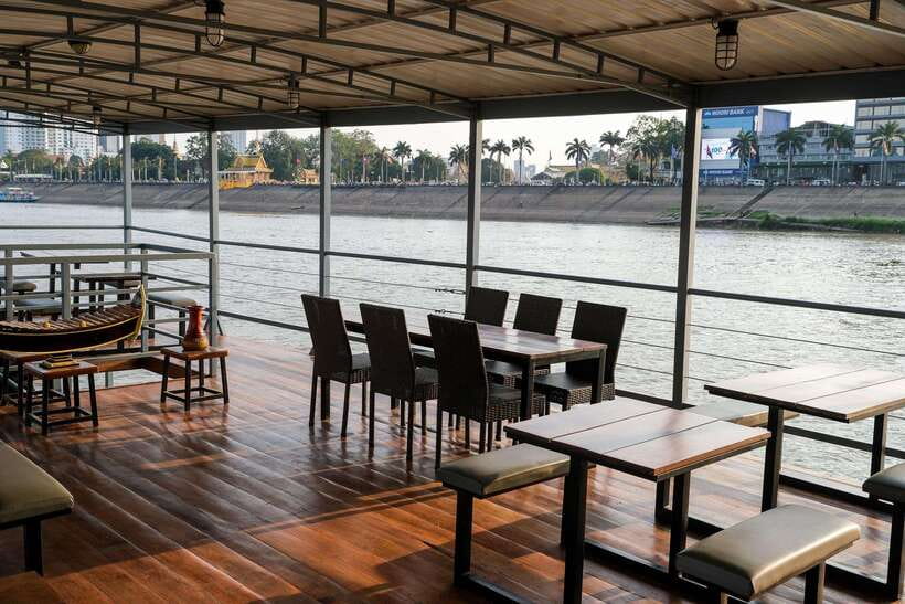 Phnom Penh: Mekong Sunset Dinner Cruise with Live Music - Pickup, meeting point, and the small logistics that can save your evening