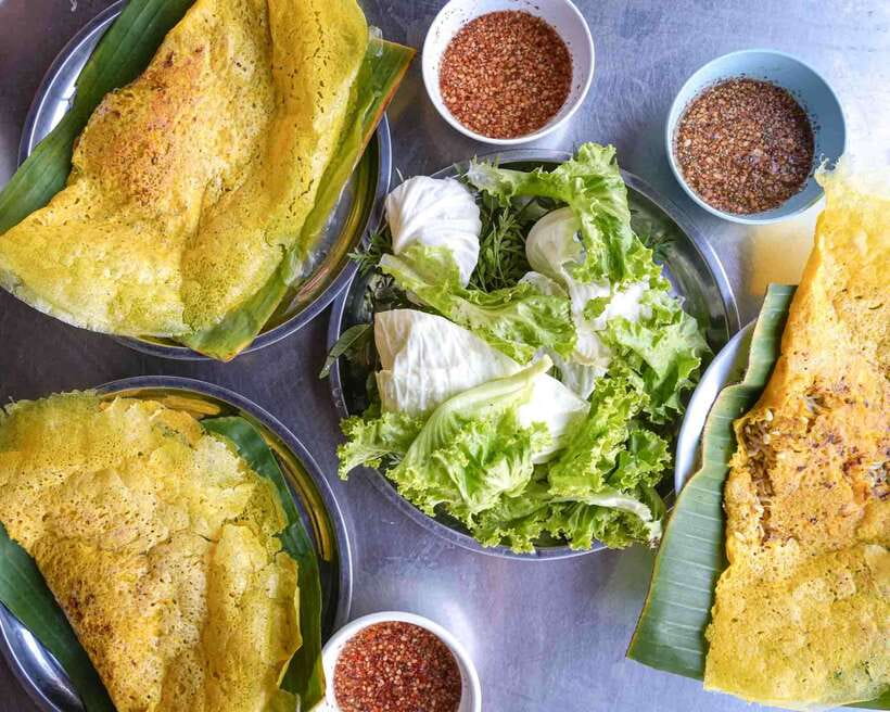 Phnom Penh: Morning Market & Guided Breakfast Tour by Tuktuk - Stop 1: Coffee & noodles at a breakfast spot with 15+ years behind it