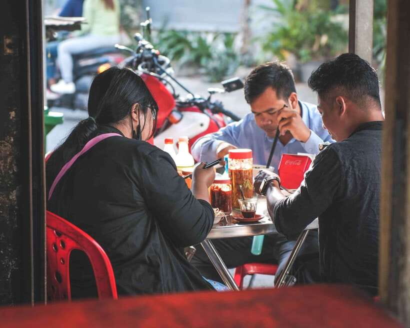 Phnom Penh: Morning Market & Guided Breakfast Tour by Tuktuk - Stop 4: Pork & rice street-side with Brother Salin’s family breakfast