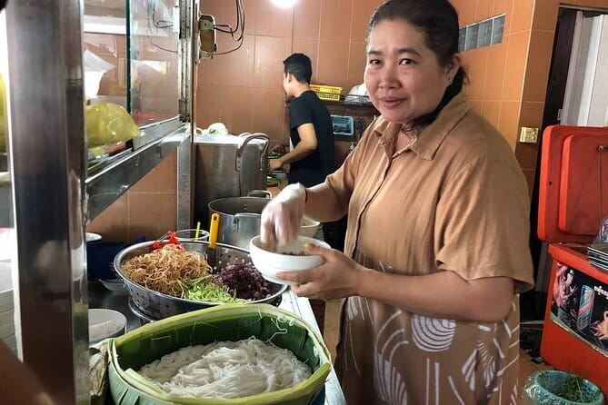 Phnom Penh Night City Highlights & Local Food tour by Tuktuk - Key highlights worth planning around
