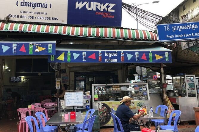 Phnom Penh Night City Highlights & Local Food tour by Tuktuk - How the tuktuk night tour works (and why the timing matters)