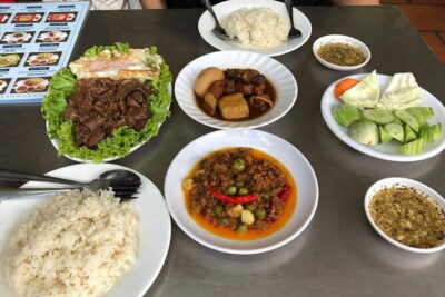 Phnom Penh Night City Highlights & Local Food tour by Tuktuk - Royal Palace after dark: the best kind of first impression