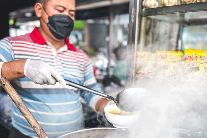 Phnom Penh Night City Highlights & Local Food tour by Tuktuk - What I think about the guide experience (Neara is the real engine)