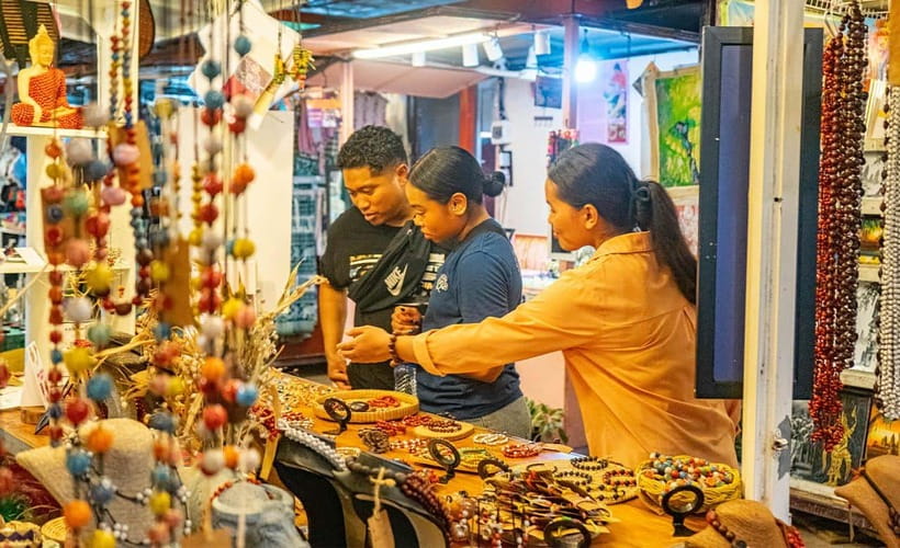 Phnom Penh: Night Foodie Tour by Tuk Tuk with Drinks - The guides: where the real value shows up