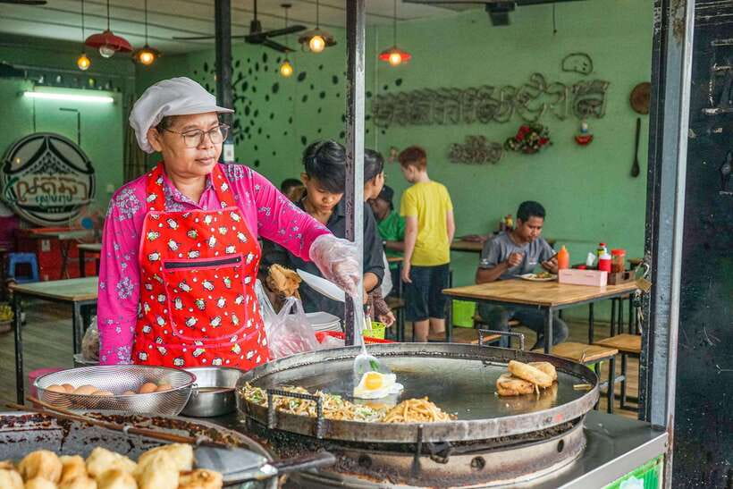 Phnom Penh Night Foodie Vespa Tour / Tuk Tuk Available - Who should book this Phnom Penh Vespa night food tour?