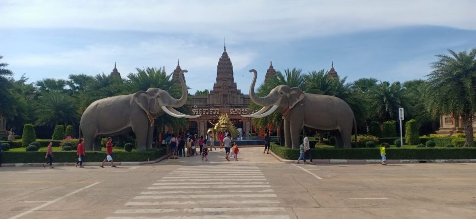 Phnom Penh: Private City Tour by Tuk-Tuk/Full or Half Day - Lunch break and a reset you’ll be glad you took
