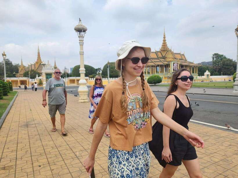 Phnom Penh: Private Tuk-Tuk Tour with English-Speaking - Royal Palace, King Statues, and Diamond Island: the big-photo part