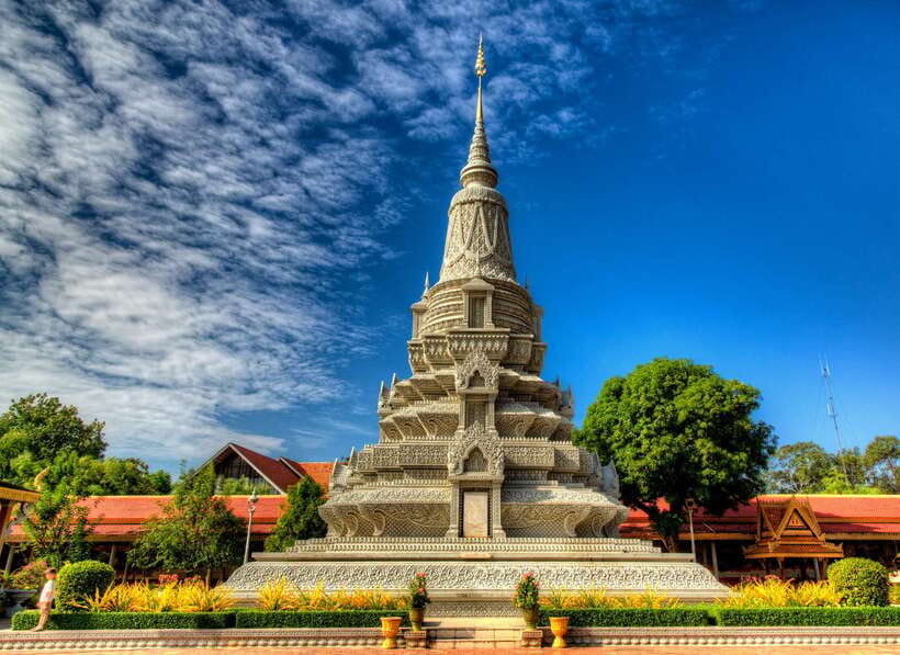 Phnom Penh: Private Walking Tour with a Local - What you might see: street art, courtyards, and local culture