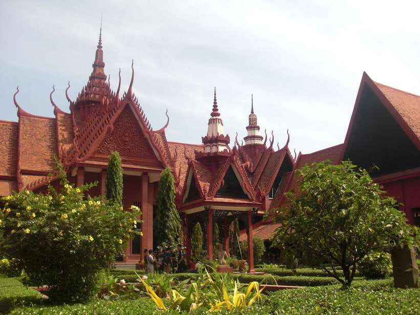 Phnom Penh: Private Walking Tour with a Local - Meeting at New Pho Paris: how your walk gets started