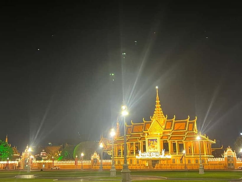 Phnom Penh: Street Art and Food Tour with Pickup and Beer - Street art stops with the stories behind the murals