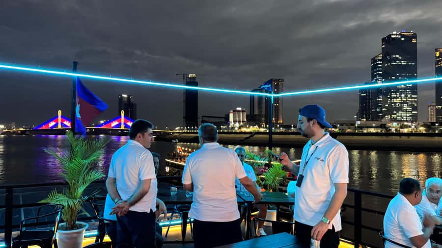 Phnom Penh: Sunset Dinner Cruise with English Speaking Guide - Small practical tips to get the most out of it