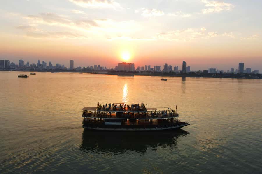 Phnom Penh: Sunset Dinner Cruise with English Speaking Guide - The boat portion: sights on the Mekong as the city changes color