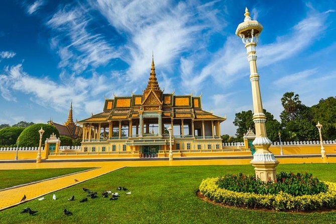 Phnom Penh: To/From Siem Reap Private Transport - Comfort and Safety: AC Luxury Cars, Insurance, and Water