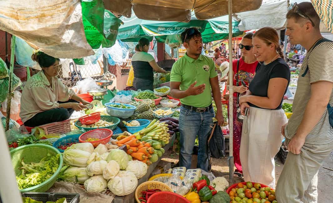Phnom Penh: Walking Tour, Food Tour & Sunset Cruise - Wat Botum Park and the walk toward the Royal Palace