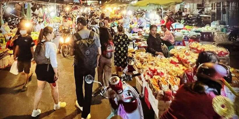 Phnom Penh's Ultimate Street Food Tour by Tuk Tuk - Wat Phnom: Dinner-Style Eating and a Nighttime Atmosphere