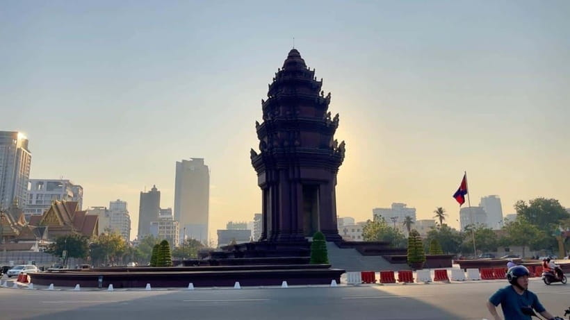 Phnom Phnom: Local Market & Culture Walking of City Tour - Wat Phnom start: getting your bearings fast