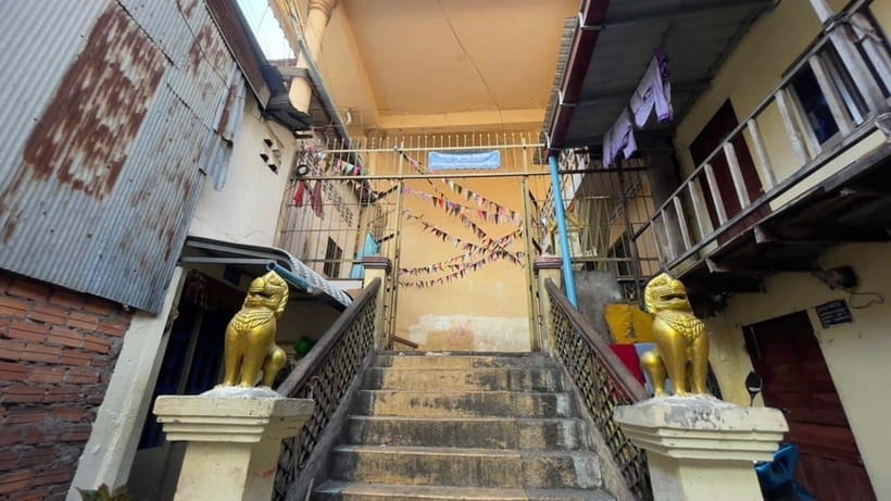 Phnom Phnom: Local Market & Culture Walking of City Tour - Royal Palace Park: why Phnom Penh became the capital