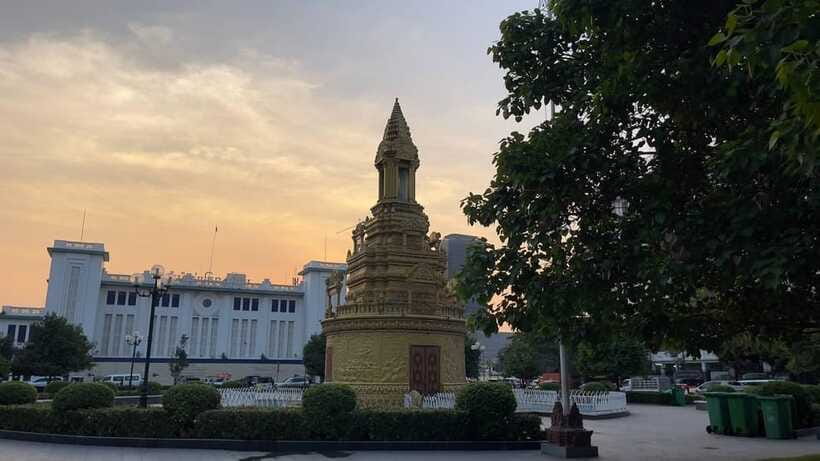 Phnom Phnom: Local Market & Culture Walking of City Tour - Independence Monument Park: one stop that ties it together