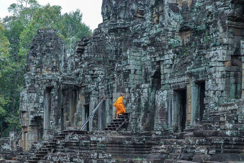 Private Angkor Wat Sunset Tour with Lunch and Snack Included - Victory Gate: the in-between stop that keeps the story moving