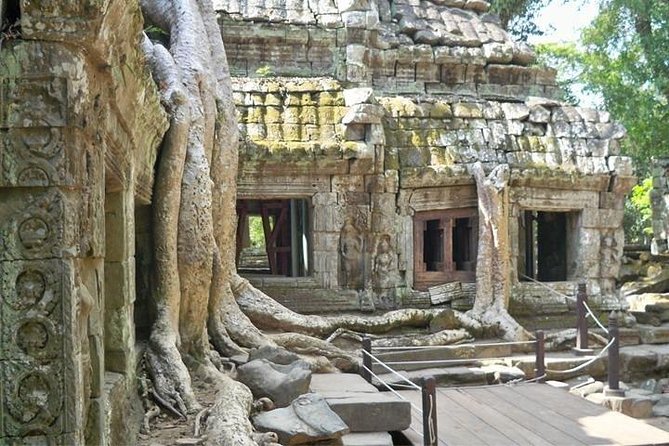Private Angkor Wat Tour from Siem Reap - Entering the Angkor Wat complex: carvings, shrines, and scale