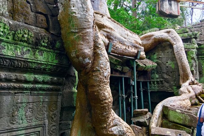 Private Siem Reap 4 Days: Full Exploration of the Angkor Complex - Sunset reality check: Srah Srang vs Phnom Bakheng