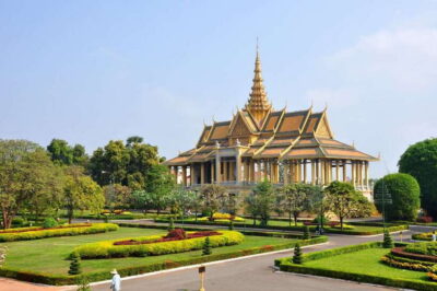Royal Palace, National Museum & Wat Phnom with Private tour - Wat Phnom: the 14th-century temple that towers over the city