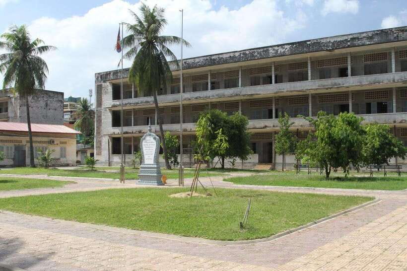Royalpalace, Toul Sleng (S21), Museum & Killing Field - Wat Phnom: the little hill that explains the city’s name
