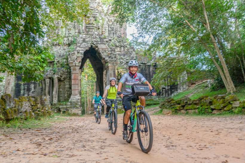 Siem Reap: Angkor Sunset Bike & Boat Tour /E-Bike Available - Small group size: what the cap of 6 really changes