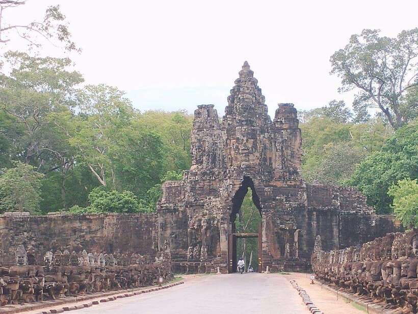 Siem Reap: Angkor Wat, Angkor Thom, and Banteay Srei Tour - Angkor Thom’s Southern Gate and Bayon: The Smiling Faces Close Up