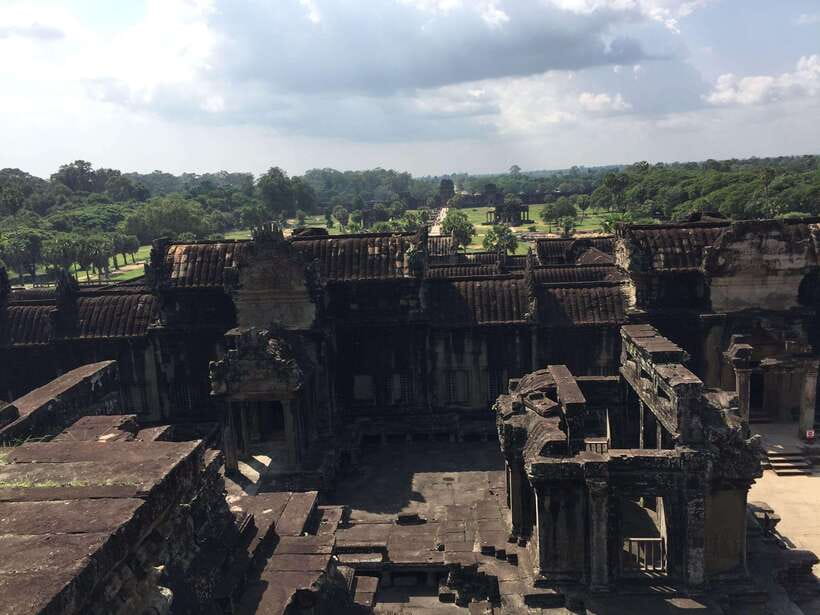 Siem Reap: Angkor Wat Half-Day Trip with Local Guide - Reading the Temple Layout: Levels, Galleries, and Carvings
