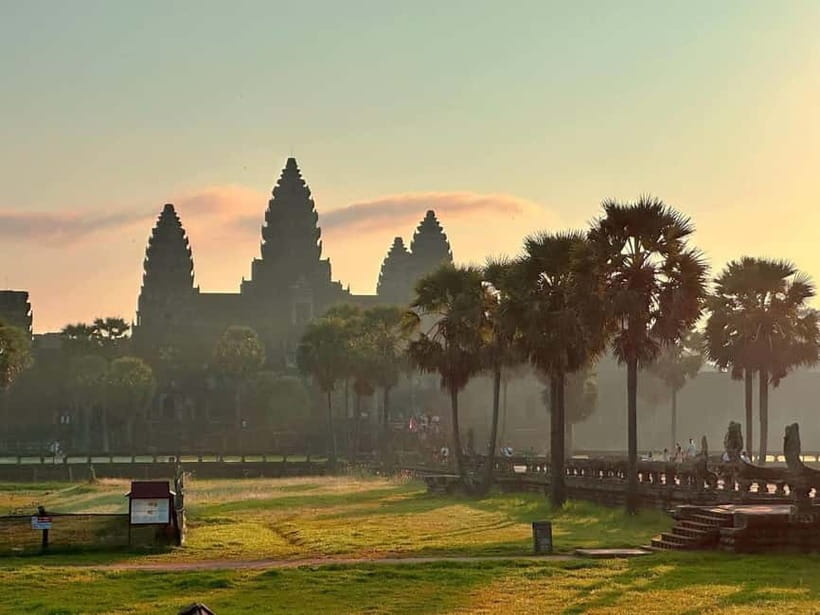 Siem Reap: Angkor Wat Private Tour with Sunrise - Small Circuit in One Morning: From Ta Prohm to Bayon