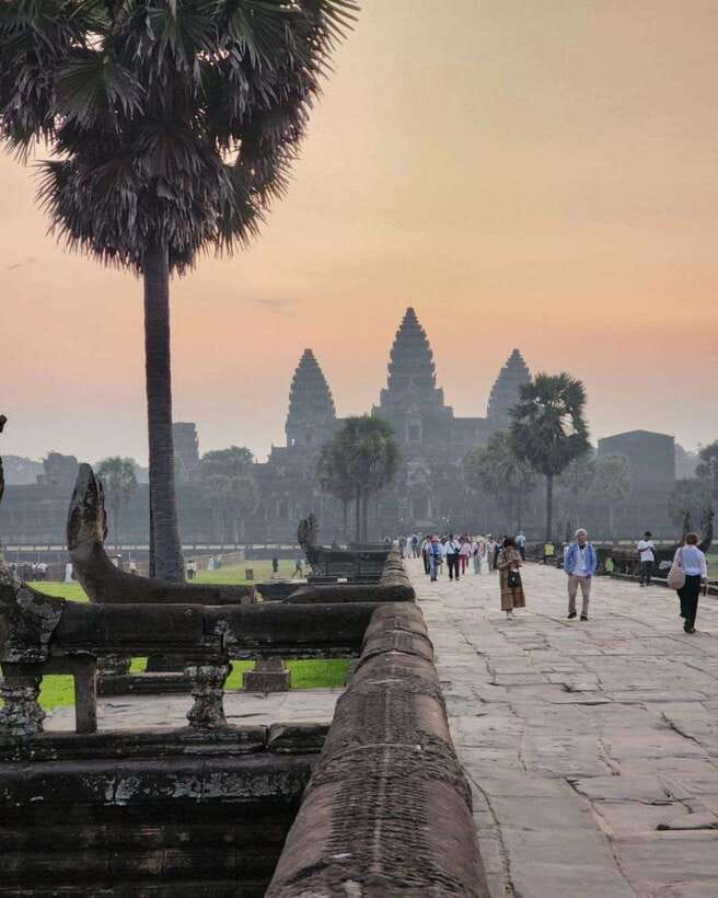 Siem Reap: Angkor Wat Small Group Tour with Spanish Guide - Angkor Wat at the right time: seeing the symbolism without rushing