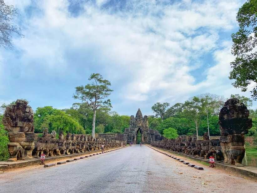Siem Reap: Angkor Wat Sunrise for Group or Private Tours - Bayon Temple in Angkor Thom: massive faces and slow, guided looking