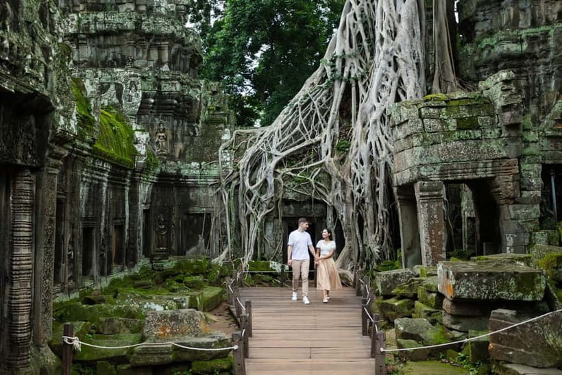 Siem Reap: Angkor Wat Sunrise Small Group tour and Breakfast - Angkor Wat sunrise and that first walk inside the complex