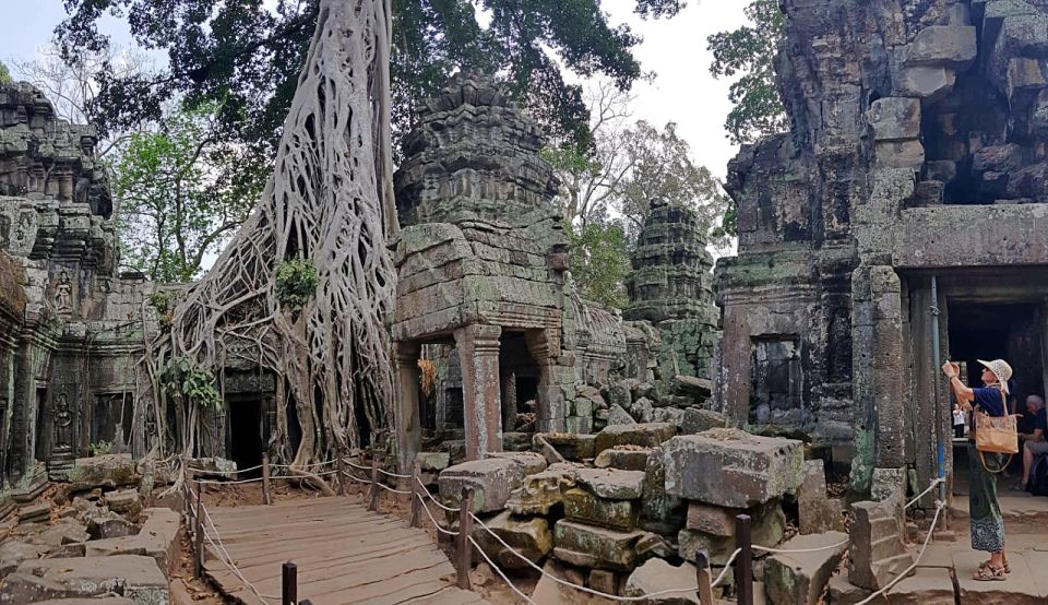 Siem Reap - Discover Angkor Wat by Jeep - Lunch near East Baray: a family-style break you’ll remember