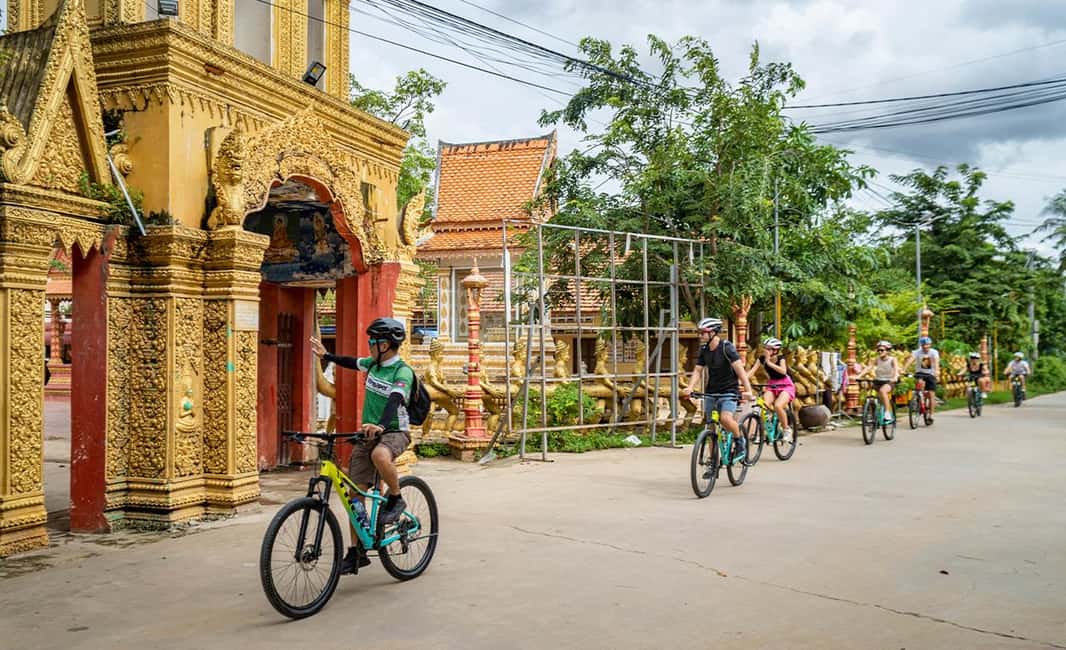 Siem Reap: Morning Food Tour, Market Walking & Street Art - Wat Bo Street and palm cream cake: sweetness with a local ingredient story