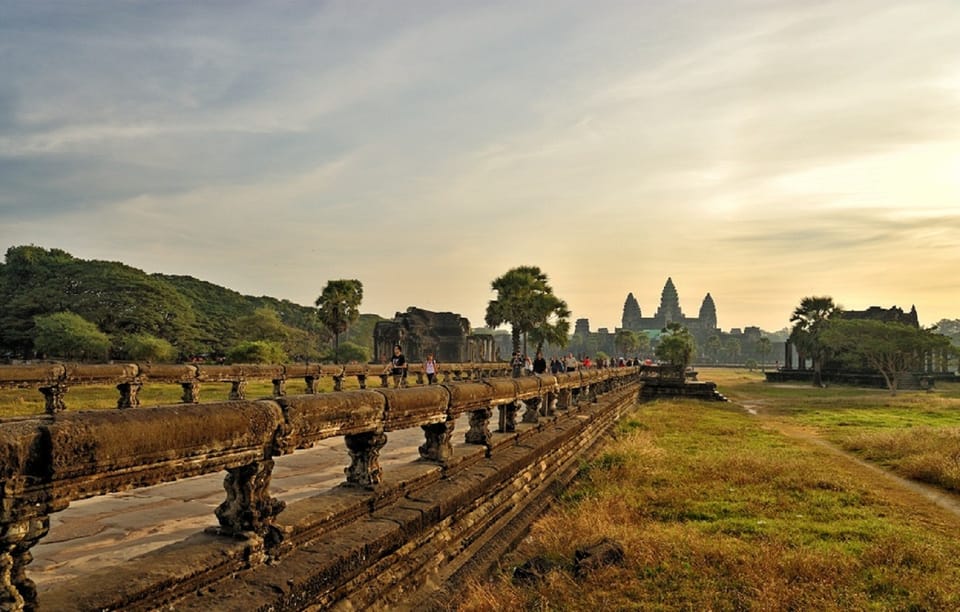 Siem Reap: Private Angkor Wat & Bakheng Mountain Sunset Tour - Phnom Bakheng: the 65 m viewpoint that turns temples into a silhouette story